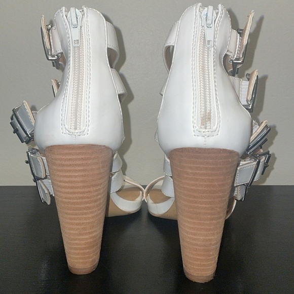 Express Off White Faux Leather Block Sandals w 5 buckles & back zippers. SZ 9 - Picture 3 of 12